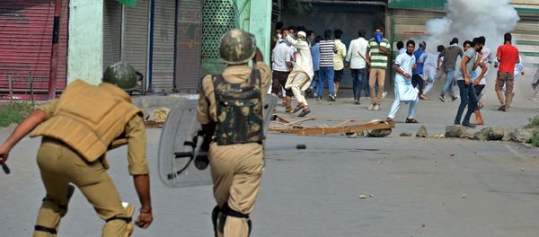 A tear smoke shell explodes near Kashmiri protestors during a clash with Indian government forces in Srinagar on August 5, 2016 - Sputnik International