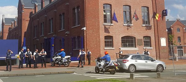 A photo taken with a mobile phone on August 6, 2016, shows police securing the area around a police building in the southern Belgian city of Charleroi following a machete attack A photo taken with a mobile phone on August 6, 2016, shows police securing the area around a police building in the southern Belgian city of Charleroi following a machete attack - Sputnik International
