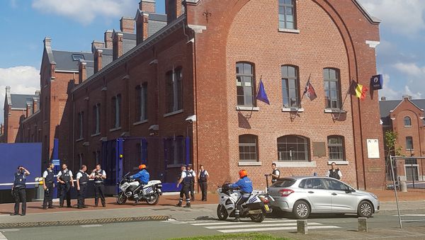 A photo taken with a mobile phone on August 6, 2016, shows police securing the area around a police building in the southern Belgian city of Charleroi following a machete attack A photo taken with a mobile phone on August 6, 2016, shows police securing the area around a police building in the southern Belgian city of Charleroi following a machete attack - Sputnik International
