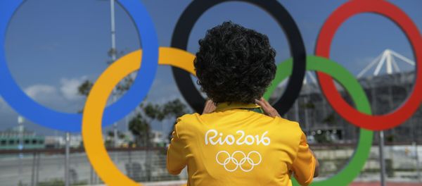 A man at the Olympic rings at the Olympic Park in Rio de Janeiro - Sputnik International