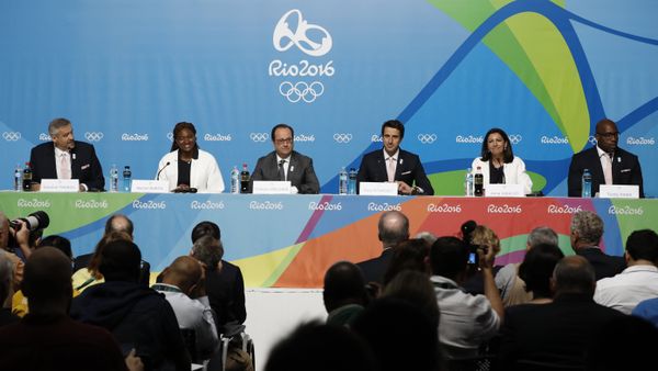 From left : French Director of Paris 2024 Olympic committee, Etienne Thobois, French athlete Muriel Hurtis, France's President François Hollande, French athlete Tony Estanguet, Paris Mayor Anne Hidalgo and French judoka Teddy Riner give a press conference to support the candidacy of Paris for the Olympic Games 2024, on August 5, 2016 in Rio de Janeiro - Sputnik International