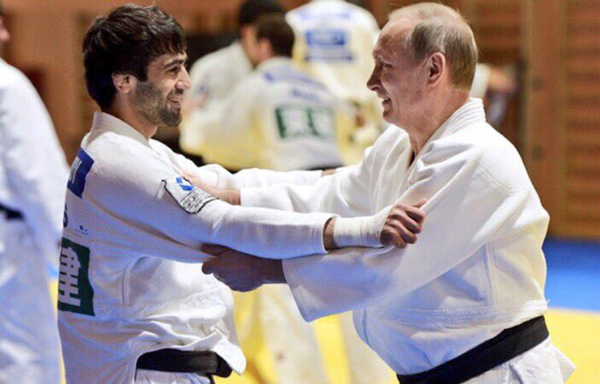Gold Medalist Beslan Mudranov Spars With Russian President Vladimir Putin - Sputnik International