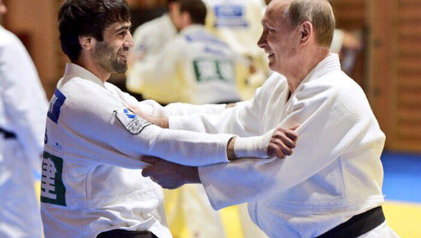Gold Medalist Beslan Mudranov Spars With Russian President Vladimir Putin - Sputnik International