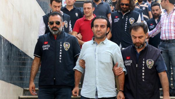 Police escort the journalist Bulent Mumay, center, and others journalist rear, to the court, in Istanbul, Friday, July 29, 2016 - Sputnik International