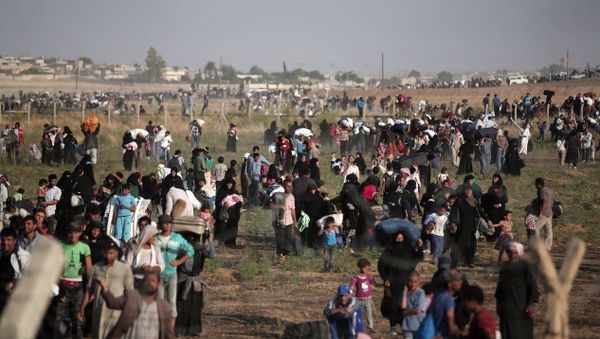 In this June 14, 2015 file photo taken from the Turkish side of the border between Turkey and Syria, in Akcakale, Sanliurfa province, southeastern Turkey, thousands of Syrian refugees walk in order to cross into Turkey - Sputnik International
