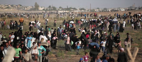 In this June 14, 2015 file photo taken from the Turkish side of the border between Turkey and Syria, in Akcakale, Sanliurfa province, southeastern Turkey, thousands of Syrian refugees walk in order to cross into Turkey - Sputnik International