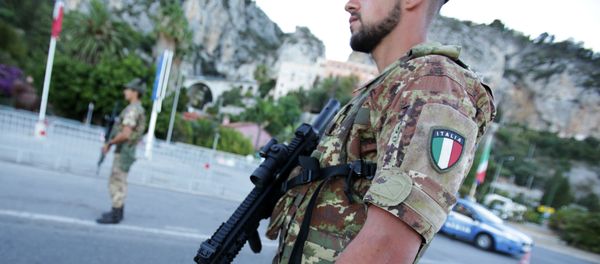 Italian servicemen stand guard and check vehicles at the Italian-French border in Ventimiglia, Italy (File) - Sputnik International