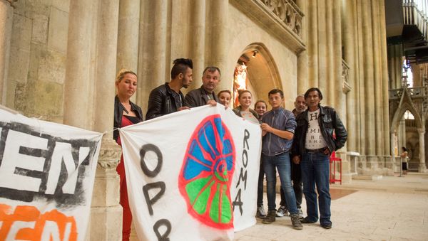 Refugees hold up banners at the St. Peter's Cathedral in Regensburg, southern Germany (File) - Sputnik International