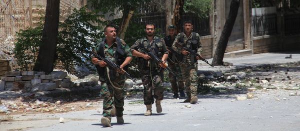 Syrian army soldiers patrol a street in government-controlled Aleppo's al-Khalidiya area (File) - Sputnik International