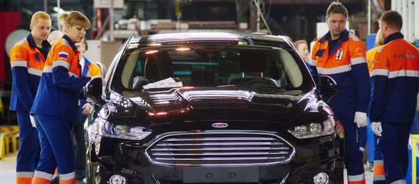 Workers at the final assembly line at the Ford Sollers plant in Vsevolozhsk, Leningrad Region - Sputnik International
