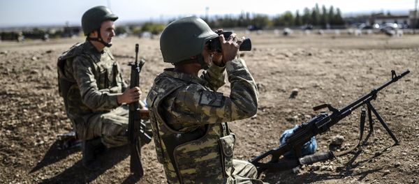 A Turkish soldier uses binoculars to check the Syrian border near the Mursitpinar border crossing on the Turkish-Syrian border in the southeastern town of Suruc, Sanliurfa province, on October 4, 2014 - Sputnik International