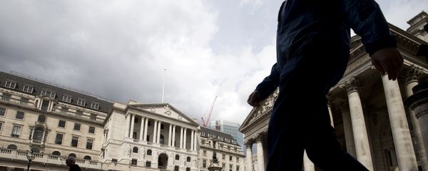 People walk past the Bank of England in central London on August 3, 2016 - Sputnik International