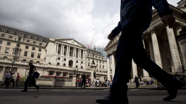 People walk past the Bank of England in central London on August 3, 2016 People walk past the Bank of England in central London on August 3, 2016 - Sputnik International
