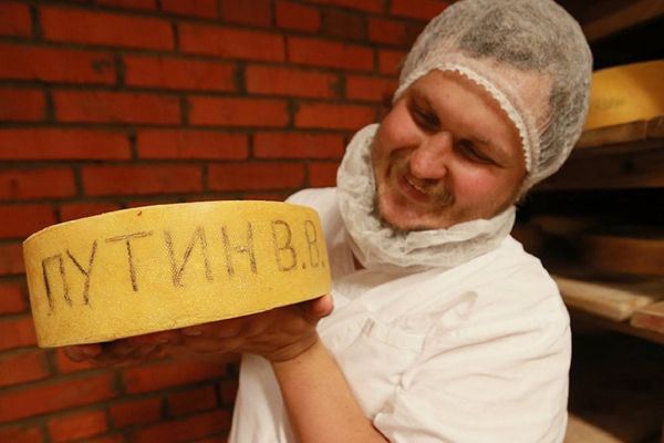 Farmer Oleg Sirota shows wine cheese in the cheese ripening room at Russian Parmesan cheese dairy is Moscow Region's Istrinsky district - Sputnik International