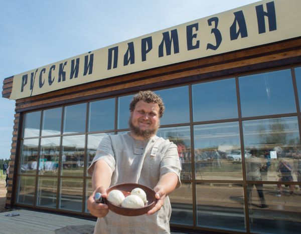 Farmer Oleg Sirota at Russian Parmesan cheese dairy is Moscow Region's Istrinsky district - Sputnik International