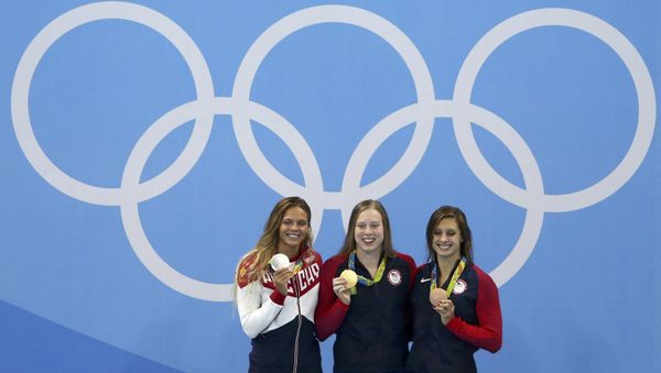 Lilly King (USA) of USA, Yulia Efimova (RUS) of Russia and Katie Meili (USA) of USA pose with their medals - Sputnik International