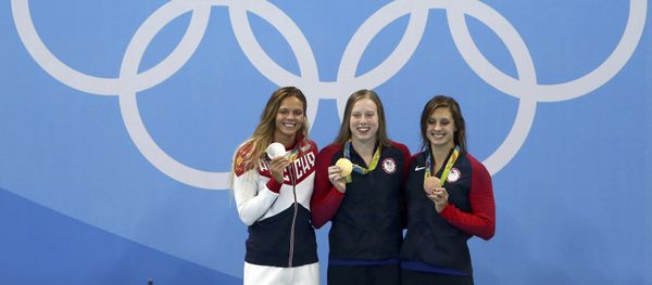 Lilly King (USA) of USA, Yulia Efimova (RUS) of Russia and Katie Meili (USA) of USA pose with their medals Lilly King (USA) of USA, Yulia Efimova (RUS) of Russia and Katie Meili (USA) of USA pose with their medals - Sputnik International