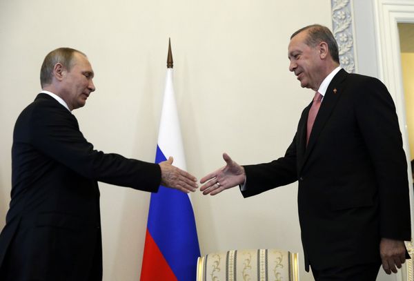 Russian President Vladimir Putin, left, welcomes Turkish President Recep Tayyip Erdogan in the Konstantin palace outside St.Petersburg, Russi - Sputnik International