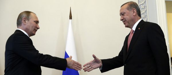 Russian President Vladimir Putin, left, welcomes Turkish President Recep Tayyip Erdogan in the Konstantin palace outside St.Petersburg, Russi - Sputnik International