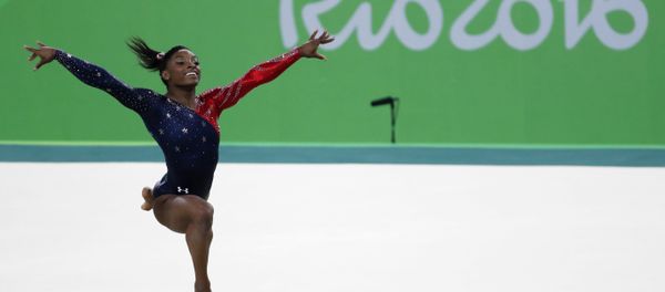 US gymnast Simone Biles competes in the qualifying for the women's Floor event of the Artistic Gymnastics at the Olympic Arena during the Rio 2016 Olympic Games in Rio de Janeiro on August 7, 2016. - Sputnik International