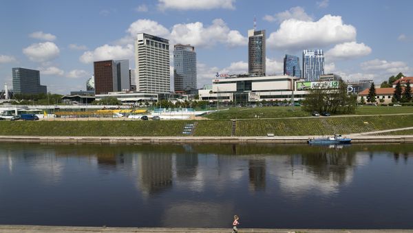 A girl runs along the banks of the Neris river as temperatures rise up to 25 Celsius (77 Fahrenheit) in Vilnius. Lithuania. - Sputnik International