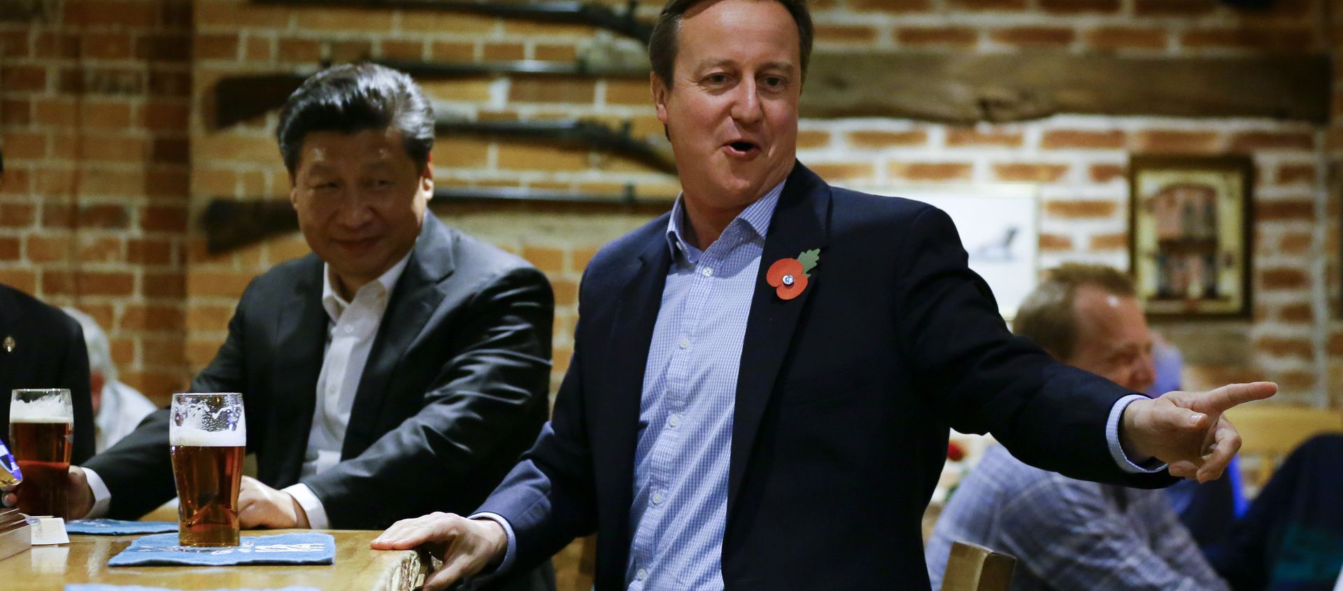 British Prime Minister David Cameron (R) gestures as he drinks a pint of beer with Chinese President Xi Jinping at a pub in Princess Risborough near Chequers, northwest of London, on October 22, 2015 British Prime Minister David Cameron (R) gestures as he drinks a pint of beer with Chinese President Xi Jinping at a pub in Princess Risborough near Chequers, northwest of London, on October 22, 2015 - Sputnik International, 1920, 31.07.2020