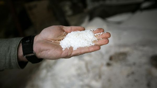 Robert Payne describes the texture of ammonium nitrate as he stands by a pile of the product in Clifton, Texas. (File) - Sputnik International