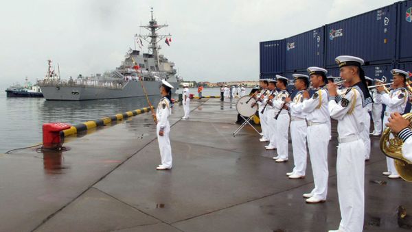 A Chinese military band plays as the guided missile destroyer USS Benfold arrives in port in Qingdao. - Sputnik International