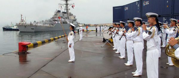 A Chinese military band plays as the guided missile destroyer USS Benfold arrives in port in Qingdao. - Sputnik International