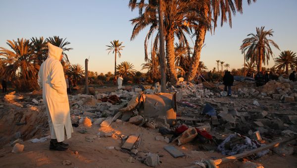 People gather after U.S. airstrikes on a house and training camp belonging to the Islamic State group, west of Sabratha, Libya. (File) - Sputnik International