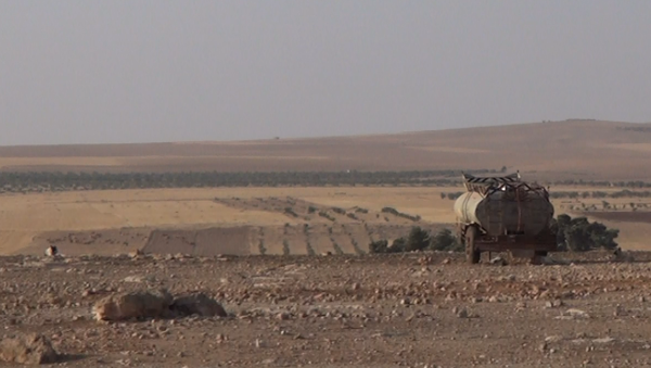 The moment of combustion of heavy equipment to Islamic state after Syrian shelling - Sputnik International