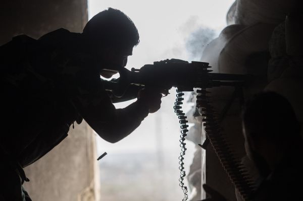 A soldier of the Syrian Arab Army is seen here in a residential area of Aleppo, a city divided by a front line - Sputnik International