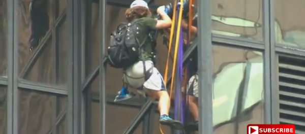 Guy climbing Trump Tower with suction cups Guy climbing Trump Tower with suction cups - Sputnik International