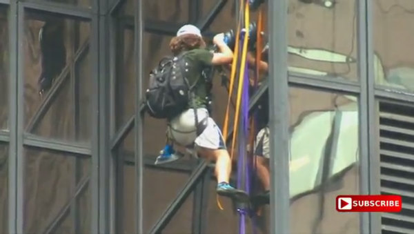 Guy climbing Trump Tower with suction cups - Sputnik International