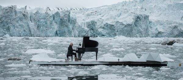 Composer Ludovico Einaudi performing on a platform in the Arctic Ocean, 2016 Composer Ludovico Einaudi performing on a platform in the Arctic Ocean, 2016 - Sputnik International