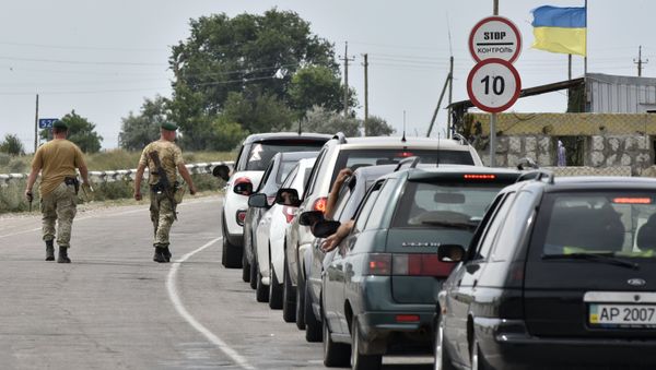 Cars at Jankoi border crossing point on Russia-Ukraine border - Sputnik International
