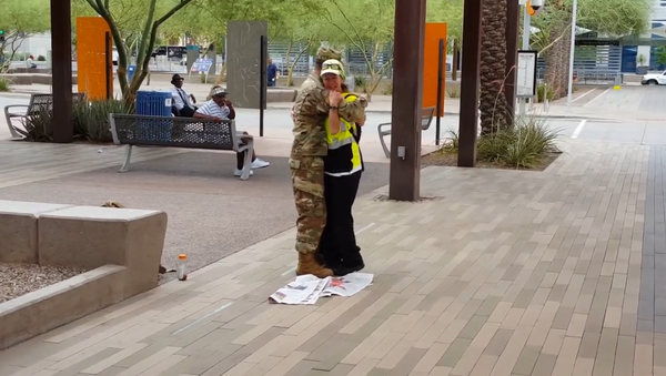 Soldier Surprises His Mother - Sputnik International