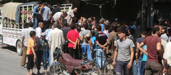 People gather to get fresh produce that was brought into rebel held areas of Aleppo by private traders from a newly opened corridor that linked besieged opposition held eastern Aleppo with western Syria that was captured recently by rebels, in Aleppo, August 11, 2016 - Sputnik International