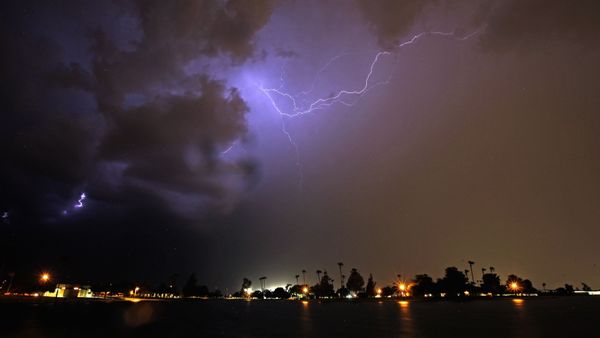 Lightning streaks across the night sky as a monsoon storm sweeps through the Phoenix metro area Wednesday, Aug. 10, 2016.  - Sputnik International