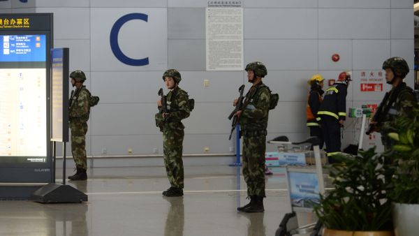 Paramilitary police officers stand guard inside Pudong airport in Shanghai (File) Paramilitary police officers stand guard inside Pudong airport in Shanghai (File) - Sputnik International