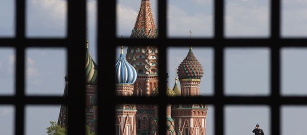 policeman walks on the Red Square near the St Basil 's Cathedral on May 6, 2016 in Moscow policeman walks on the Red Square near the St Basil 's Cathedral on May 6, 2016 in Moscow - Sputnik International