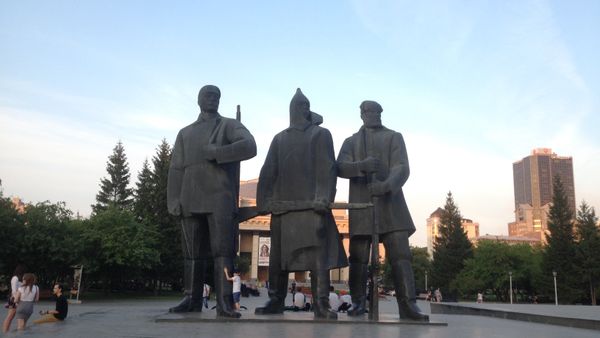 A monument to soldiers fallen in the Great Patriotic War in front of the Opera and Ballet House in central Novosibirsk A monument to soldiers fallen in the Great Patriotic War in front of the Opera and Ballet House in central Novosibirsk - Sputnik International