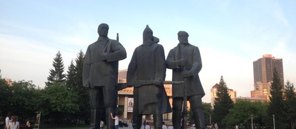 A monument to soldiers fallen in the Great Patriotic War in front of the Opera and Ballet House in central Novosibirsk A monument to soldiers fallen in the Great Patriotic War in front of the Opera and Ballet House in central Novosibirsk - Sputnik International
