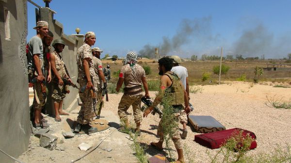 Libyan forces allied with the U.N.-backed government prepare to capture university buildings during a battle with IS fighters in Sirte, Libya, August 10, 2016 - Sputnik International