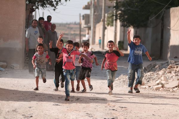 Children flash victory signs as they play in Manbij, in Aleppo Governorate, Syria, August 9, 2016 - Sputnik International