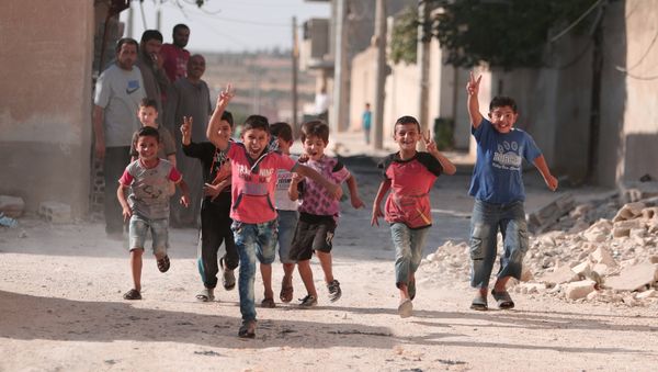 Children flash victory signs as they play in Manbij, in Aleppo Governorate, Syria, August 9, 2016 - Sputnik International
