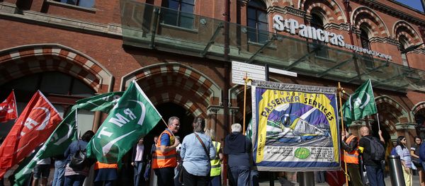 Pickets from the Rail, Maritime and Transport Workers' Union (RMT) demonstrate outside Eurostar's St Pancras International terminal in central London on August 12, 2016 - Sputnik International
