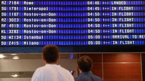 Men at Moscow's Sheremetyevo Airport - Sputnik International