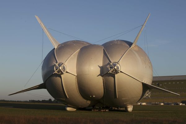 The Airlander 10 hybrid airship is seen after it recently left the hangar for the first time to commence ground systems tests before its maiden flight, at Cardington Airfield in Britain August 9, 2016 - Sputnik International