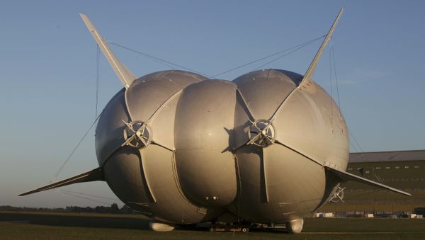 The Airlander 10 hybrid airship is seen after it recently left the hangar for the first time to commence ground systems tests before its maiden flight, at Cardington Airfield in Britain August 9, 2016 - Sputnik International